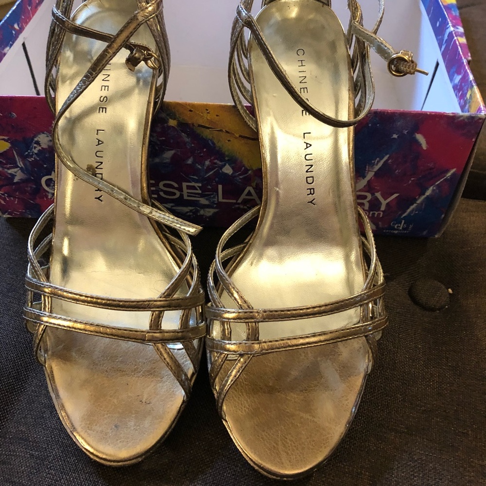 CHINESE LAUNDRY STRAPY OPEN TOE SANDALS